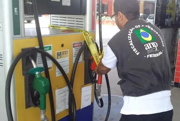 Operação flagra posto em Alagoinhas com gasolina adulterada e fraudes em diesel na Bahia