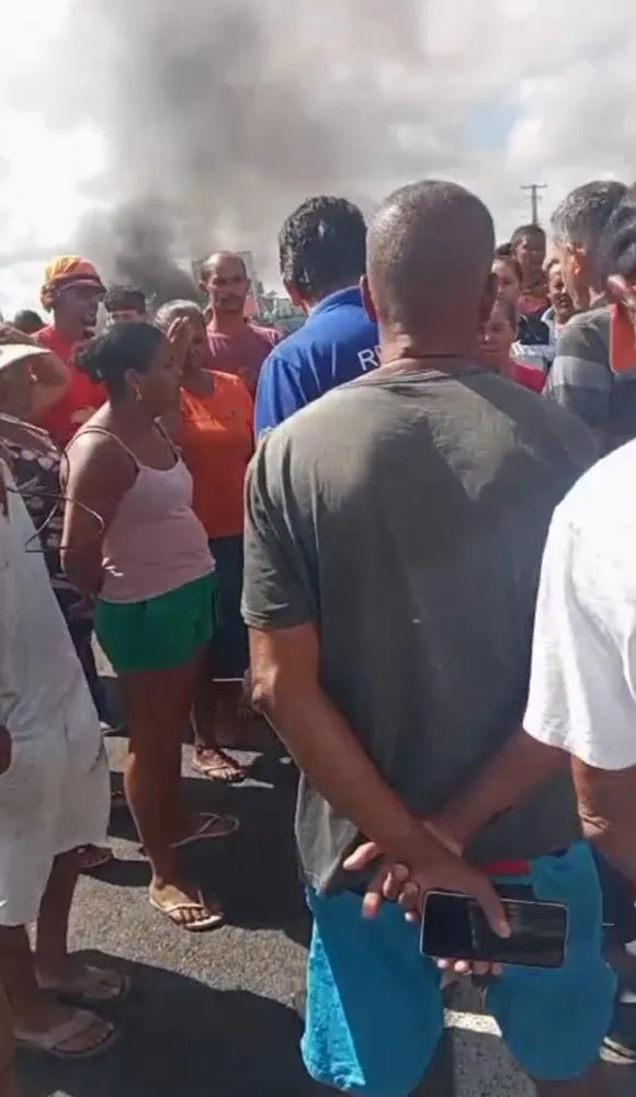 Alagoinhas: Manifestação no Ponto do Beijú por conta da falta d'água