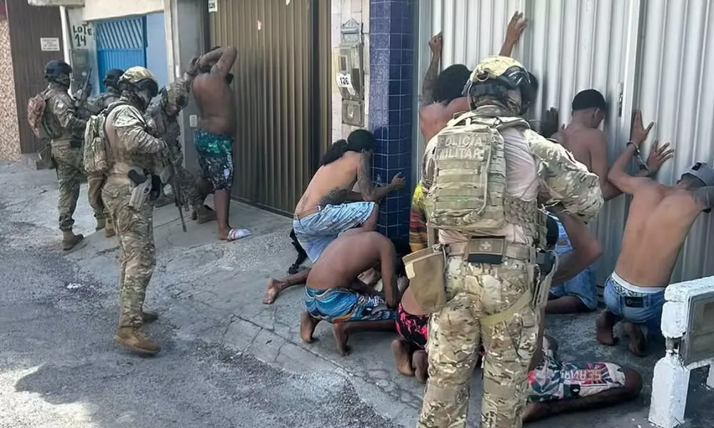 Operação policial em Lauro de Freitas resulta em mortes, detenções e resgate de refém