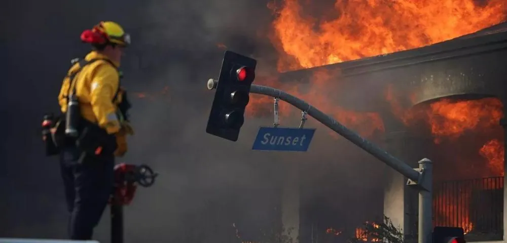 Incêndio devastador em Los Angeles força evacuação de 393 mil pessoas