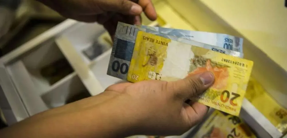 Novo salário mínimo de R$ 1.518 entra em vigor neste sábado