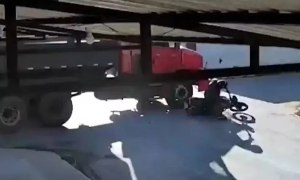 Na Bahia, motociclista morre atropelado após bater em caminhão