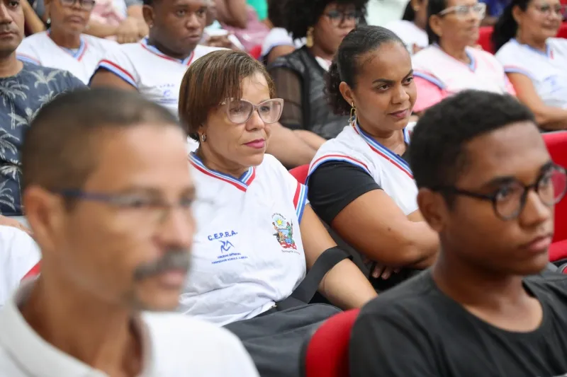 Mais de 100 mil estudantes iniciam ano letivo da EJA na Bahia