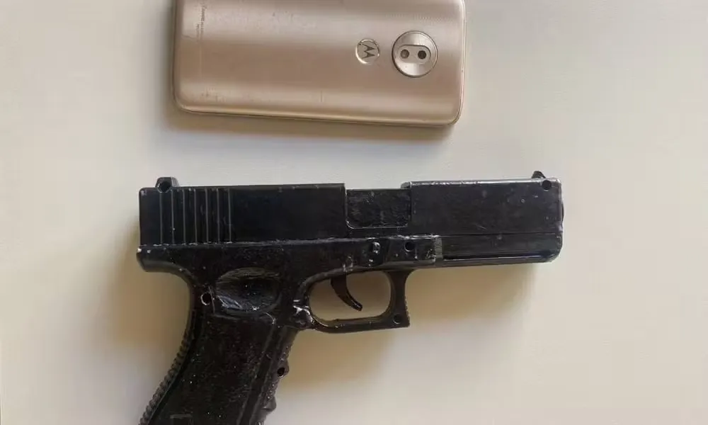 Homem é agredido por passageiros de ônibus e preso após tentar assaltar com arma falsa na Bahia