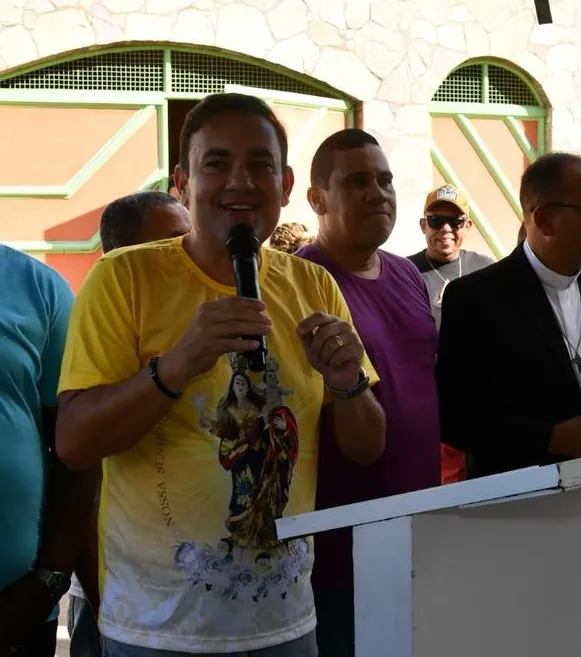 Prefeito entrega ambulância e equipamentos agrícolas para Riacho da Guia