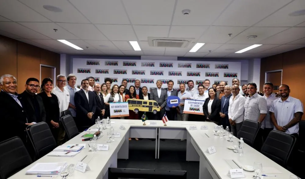 Prefeitura de Pojuca recebe ônibus escolar e equipamentos para Unidades Básicas de Saúde