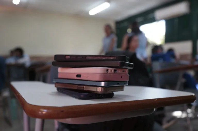 Uso pedagógico de celulares: MEC disponibiliza planos de aula para toda a educação básica