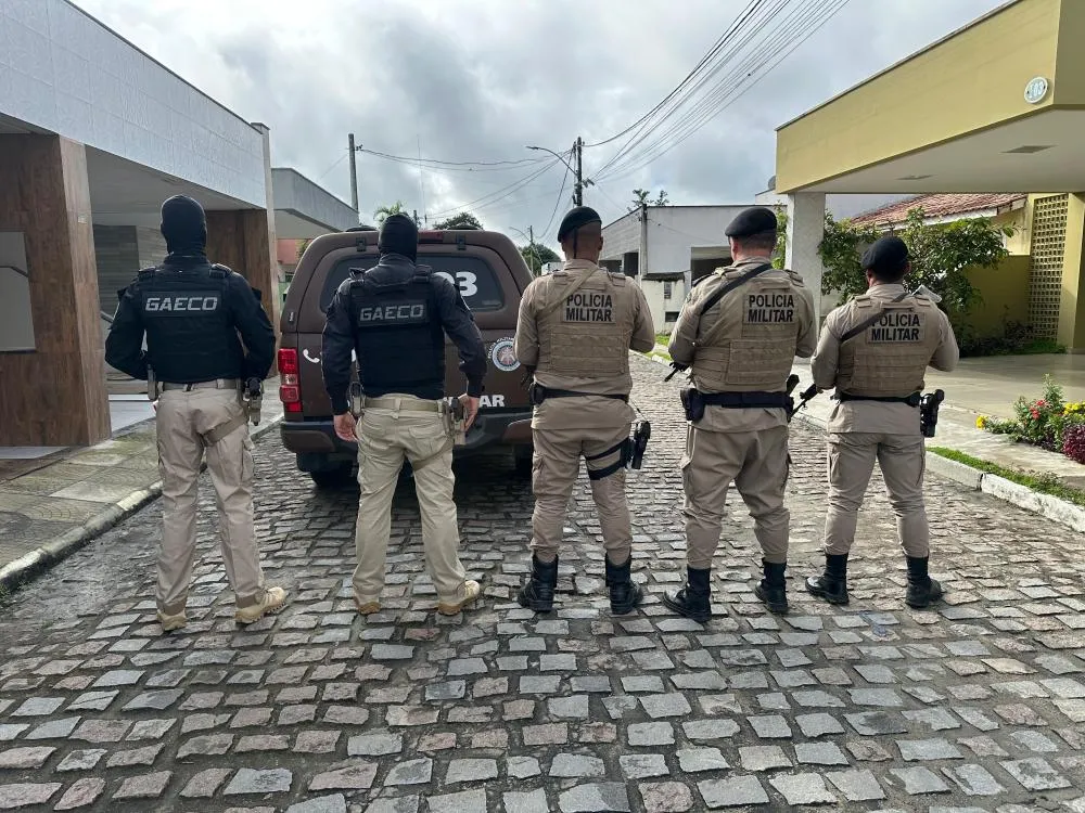 Operação Gabarito investiga esquema de fraude em concursos com mandados cumpridos em Alagoinhas e Feira de Santana