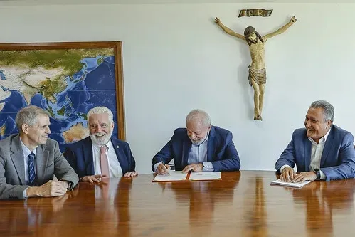 Lula propõe transformar 2 de Julho em data nacional durante visita a Salvador