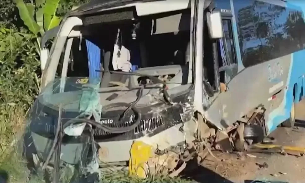 Bahia: Grave acidente na BR-101 deixa quatro mortos após colisão entre carro e micro-ônibus