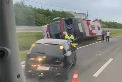 Acidente com ônibus deixa feridos e causa transtornos na BA-099 sentido Salvador, entre Arembepe e Barra do Jacuípe (vídeo)