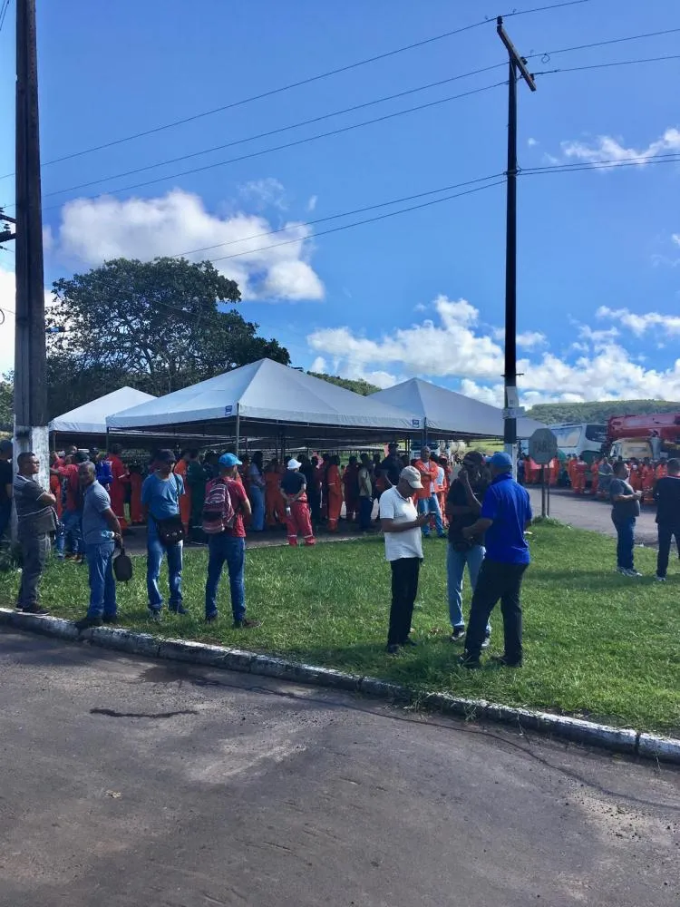Trabalhadores protestam contra venda do Polo Bahia em Araçás