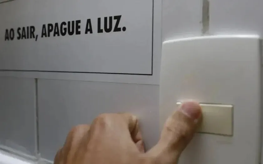 Aneel aciona bandeira vermelha patamar 2 e contas de energia terão taxa extra em agosto