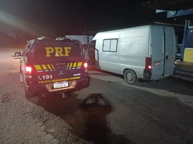 PRF apreende 130 mil maços de cigarros contrabandeados na BR-101 em Alagoinhas