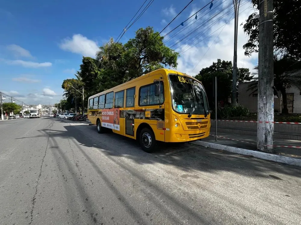 Seduc de Alagoinhas amplia frota com novo ônibus escolar entregue pelo Novo PAC Seleções