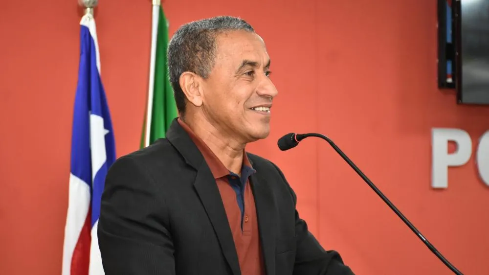 Iluminação pública é instalada na praça da Conceição após indicação de vereador em Alagoinhas