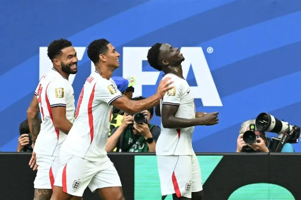 Jogadores da Inglaterra comemoram vitória sobre a França - Foto: CHANDAN KHANNA / AFP