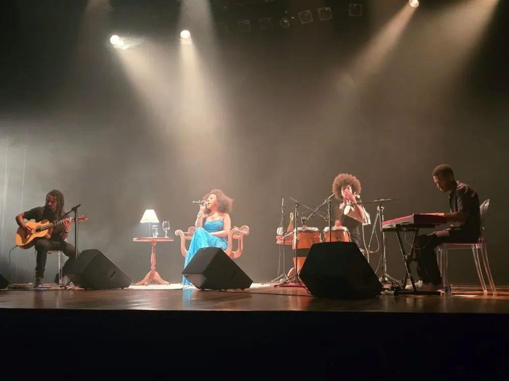 Sued Nunes encanta Alagoinhas com show intimista em celebração aos 80 anos do Sesc