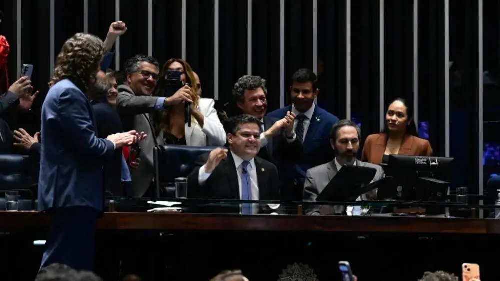 Senado aprova fim da escala 6x1 por 75 votos a 1; proposta segue para promulgação