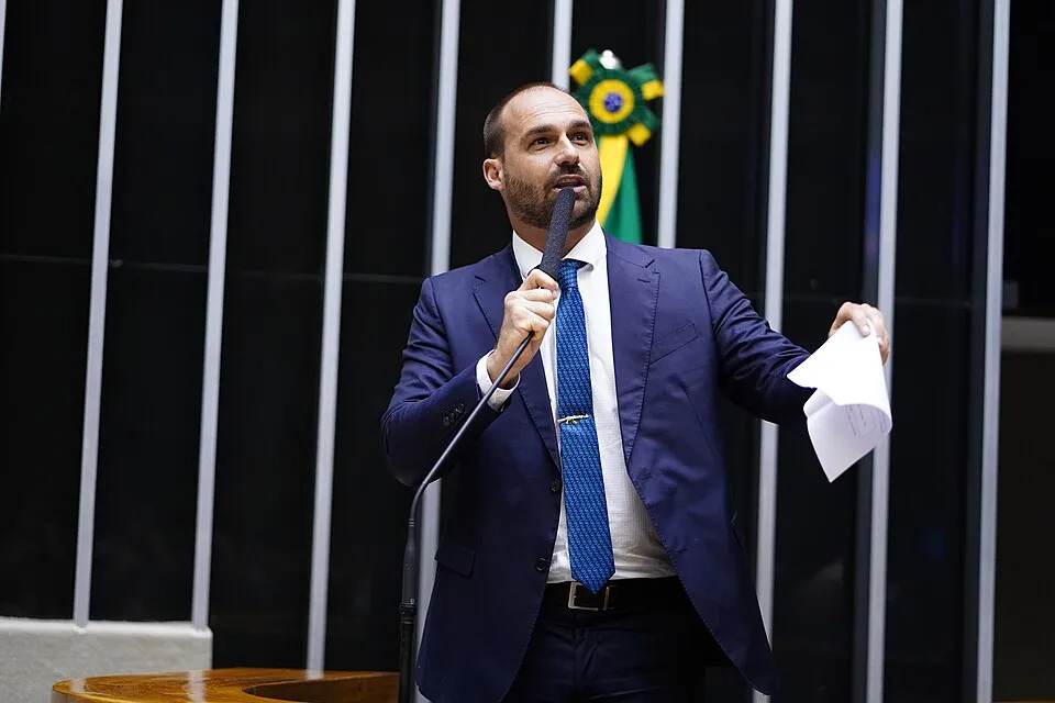 Pernambucana de 61 anos confronta Eduardo Bolsonaro durante votação nos EUA